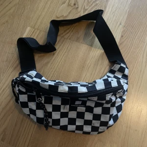 Checkered midjeväska - Lite märken där och där men fett alpha väska🥵🙏🏻