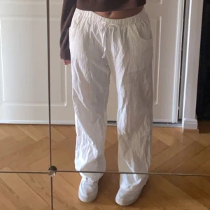 super sköna linnebyxor⚡️ - ett par helt nya linnebyxor!  endast använda någon enstaka gång💕lite liten i storleken då jag normalt brukar ha stolek S men detta är storlek M. pris kan absolut diskuteras!