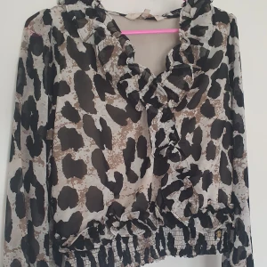 Blues - Pernilla wahlgrens skjorta storlek 40 aldrig använd