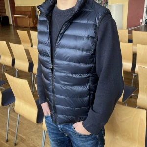 UNI QLO väst  - Hej nu säljer jag min snygga väst från uni qlo. Skick 10/10, endast provtestad. Perfekt nu inför sommaren!😍 