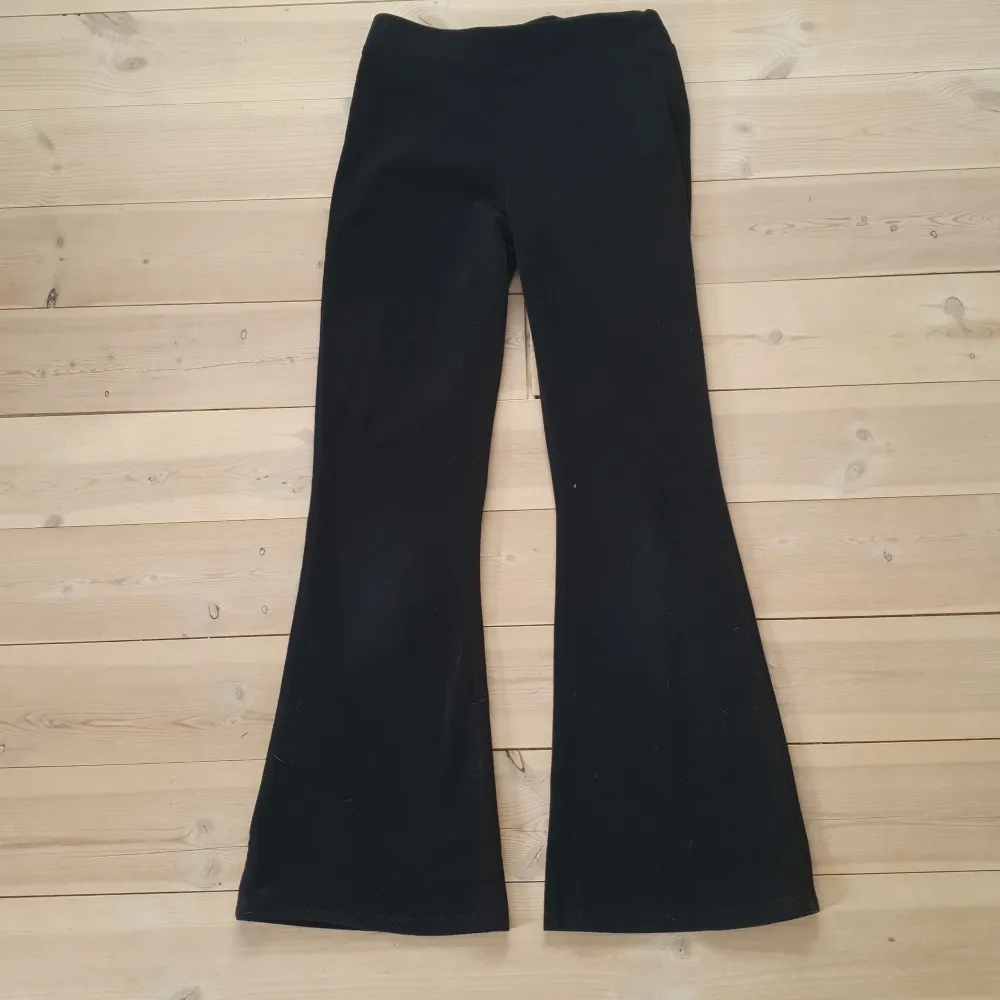Svarta utsvängda byxor med elastisk midja från Kappahl i storlek 158. Super bekväma byxor⚡️💗. Jeans & Byxor.