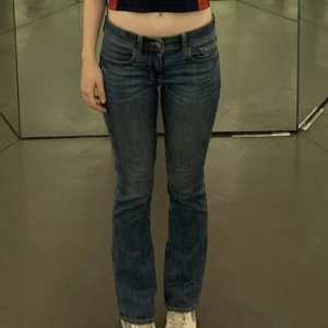 blåa american eagle jeans - blåa jeans i fint skick 😍😍 storlek 4 som motsvarar EU36