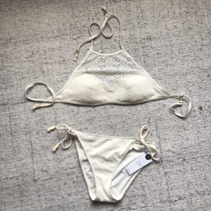 Vit bikini - Vit bikini med mönster från Lindex i stlk S. Aldrig använd med lapparna på!🌼