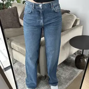 Snygga jeans i mörkblå tvätt från Gina Tricot i modellen Idun, storlek 40. Köpta för 500:-, endast använda en gång. Långa till mig som är 1,74 👖 