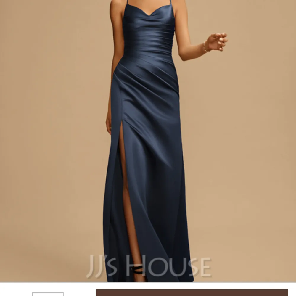 Jättefin mörkblå balklänning!! Andvände den 1 gång det var på balen så typ nytt skick! Köpte den 2021💕. Klänningar.