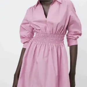 Första bilden är en gammal bild från zaras hemsida, för den finns inte att köpa. Klänningen är i storlek XS.❤️ Super söt klänning! 