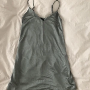 Nattlinneinspirerad klänning - Kirt grön klänning från Zara med justerbara band. Använd fåtal gånger.