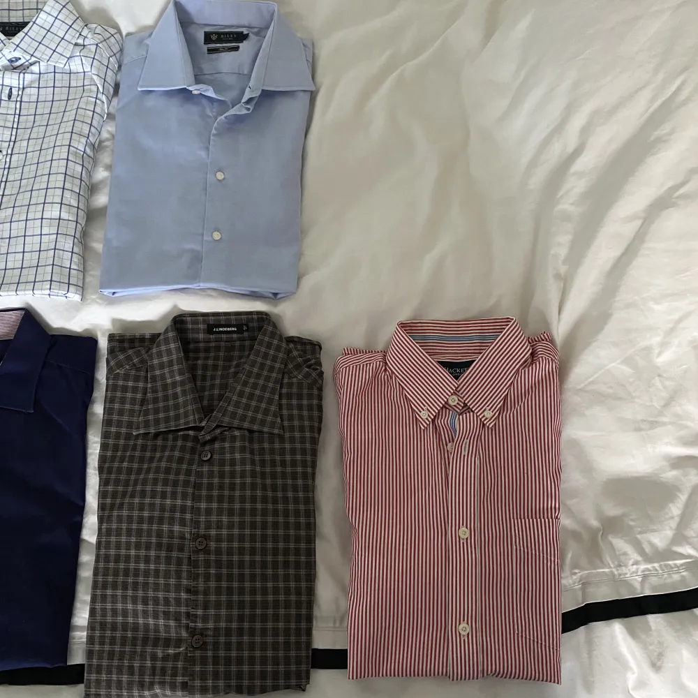 8 st skjortor säljes! Samtliga är storlek L. 5st från märket Riley, 1 från J.Lindeberg, 1 från Hackett, 1 från Valient. Alla skjortorna är ”finskjortor” förutom den ljusblå/bruna från valient som är mer chill och mjukare i materialet.. Skjortor.