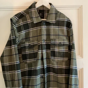 Vårjacka  - Tunn vårjacka från Cubus, använd en vår men har tyvärr växt ur den 