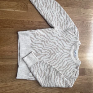 Stickad tröja från Mango - Fin stickad tröja från mango. I mycket fint skick. Liten i storleken.