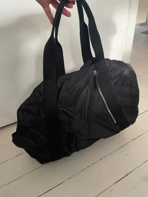 Träningsväska - Träningsväska från H&M. 