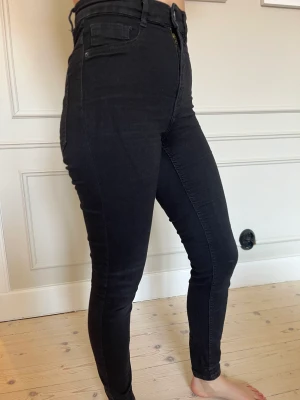 Svarta jeans  - Svarta tajtare jeans 
