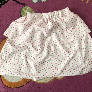 Kjol - Blommig kjol. För liten för mig! Ny pris 130kr