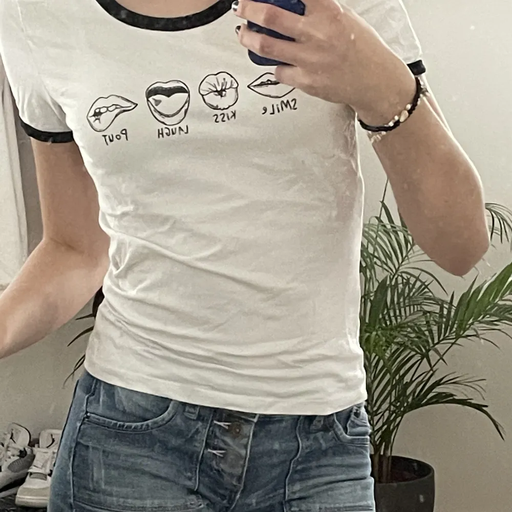 Vit topp/t-shirt bra skick enkel vitt tröja med märke på framsidan . T-shirts.