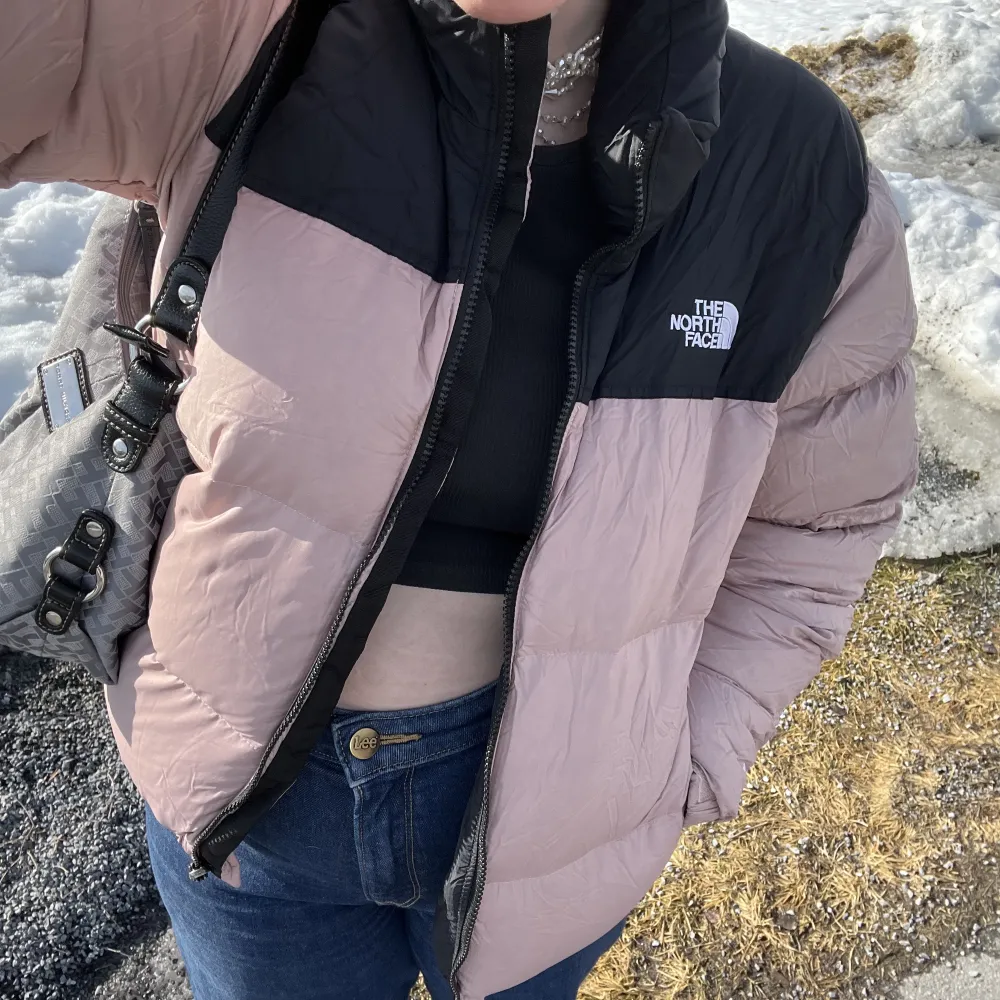 Rosa Pufferjacka från North Face fri från slitage 💞🎀Med infällbara huva och tre fickor💅🫶Man kan även fälla in jackan i fickan för lättare förvaring✨💖 Den är inte lika fluffig på första bilden för att den har vart nedpackad i just den fickan💞🫶. Jackor.