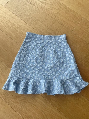Gullig kjol - Jättegullig blå blommig kjol från Pieces. Aldrig använd. 🌸