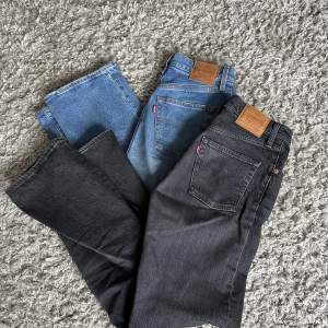 2 Par Levi’s Jeans i modellen ”Ribcage Straight” (ett par svarta och ett par blåa). Använd endast ett fåtal gånger, men ser ut som nya! Storlek w25, men skulle säga att de även fungerar för w26.Nypris 1349kr styck (!) 