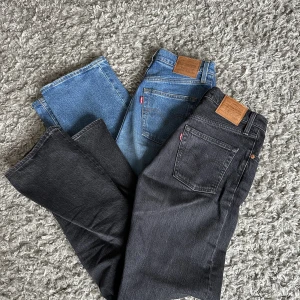 2 Par Levi’s Jeans - 2 Par Levi’s Jeans i modellen ”Ribcage Straight” (ett par svarta och ett par blåa). Använd endast ett fåtal gånger, men ser ut som nya! Storlek w25, men skulle säga att de även fungerar för w26.Nypris 1349kr styck (!) 