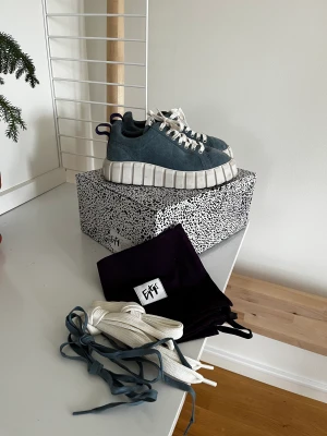 Odessa Suede Bleu Mirage - Eytys sneakers - Jag säljer mina snygga sneakers från Eytys! Endast använda en gång så de är i mycket fint skick. Skolråda från Eytys, dustbag samt två extra par skosnören i andra modeller medföljer.   Modell: Odessa Suede Bleu Mirage Storlek: 37 Inköpspris: 1800kr