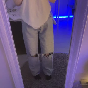 Jeans  - Jeans med hål från Gina