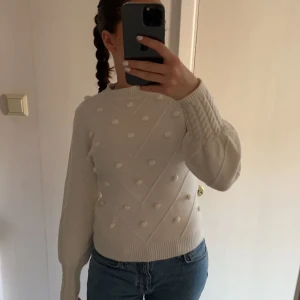 Vit stickad tröja  - Stickad tröja med detaljer på, bra skick! Använd fåtal gånger. 