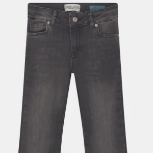 Cars jeans - Cars jeans.jag har använt dem 5-8 gånger.inga skrapor.dem ser upp som helt nya.väldigt fina och trendiga.nypris:400