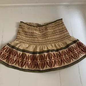 Säljer min trendiga zara kjol eftersom den inte kommer till användning längre! Har klippt av snörena men man kan få de också att knyta runt istället eller ha på utan snöre😇😇