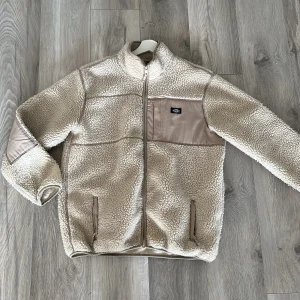 Kofta Dickies - Storlek: S, men den är oversized så den är större!👍🏼 Skick: Väldigt bra, felfri👌🏼 Nypris: Ca 1200kr