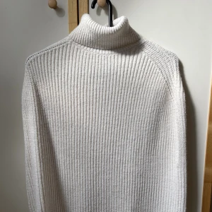 Na-Kd vit tröja  - Använd men ändå bra skick, från NAKD, strl XS men mycket oversized, utan armar 