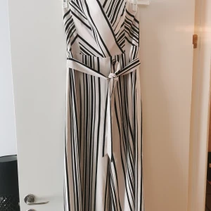 Oanvända byxdress - Helt oanvänd byxdress/jumpsuit. Nypris 600