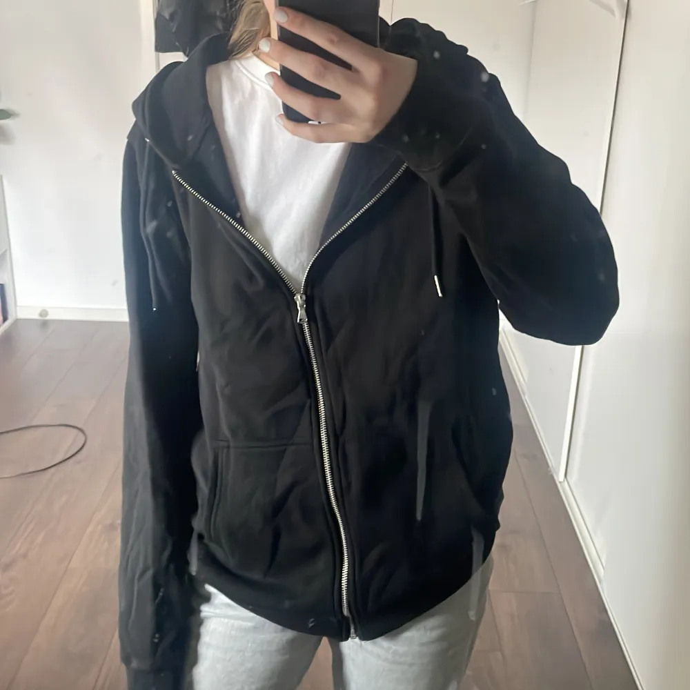 Svart kofta från New look, Storlek M, om man är mindre så är det en oversized fit. Bra skick.. Hoodies.