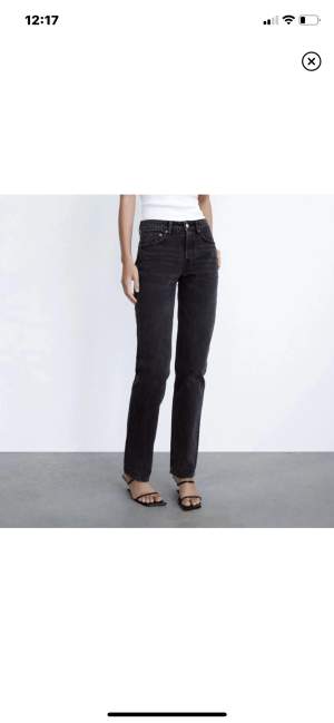 Mid Rise jeans från zara! Säljer pågrund av att den e för liten för mig, använt den ett par gånger så den ser ganska ny ut. Den e storlek 34 och är perfekt längd på mig som är 163. 