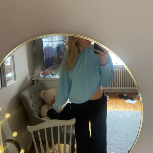 Blå sweatshirt  - Supermysig overzised sweatshirt från weekday i storlek M. Lite sliten men inget som märks, pris kan diskuteras, köparen står för frakt! <3 (köpt för 200) 