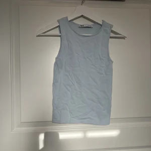 Tank top  - Blå tank top ifrån Zara i storlek S. Aldrig använd. Köparen står för frakten. 