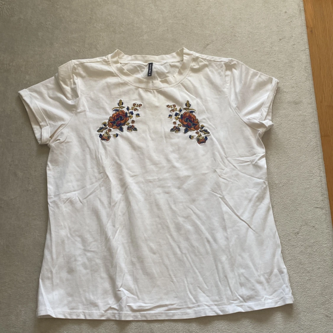 T-shirt med broderade detaljer - 90