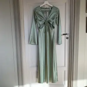 Superfin klänning från ASOS! Köpte den till balen 2023 men hittade en annan, den är alltså aldrig använd och i toppenskick! Kontakta för fler bilder/frågor💗💗