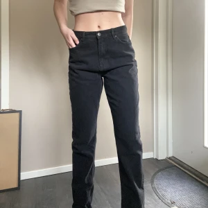 Svarta Jeans - Svarta jeans ifrån NLY. Storlek 38. Supersnygga och trendiga men känner inte att dessa passar min stil, därav oanvända. Jeansen är väldigt långa, jag har vikt upp dessa längst ner och är 1.78 lång, så Tall friendly 🤩