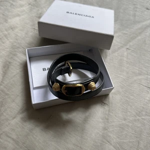 Balenciaga armband  - Säljer mitt Balenciaga armband inköpt på NK i Stockholm. Super bra skick