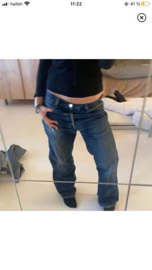 (Lånade bilder) Säljer dessa ascoola jeans som jag köpte på plick men tyvärr var för stora:( kontakta privat för måtten eller flera bilder💕