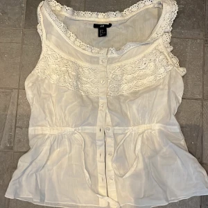 Topp - Jättesöt topp som tyvärr inte kommit till användning så den är därför aldrig använd och i jättebra skick! Perfekt till sommaren. 