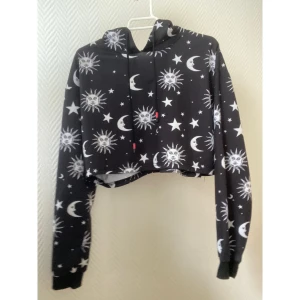 Croppad topp  - En superfin croppad topp med olika mån- och stjärnsymboler. Tunt material som är perfekt till våren! Använd två gånger, alltså i nyskick!  Passar som Xs och/eller S. 💕