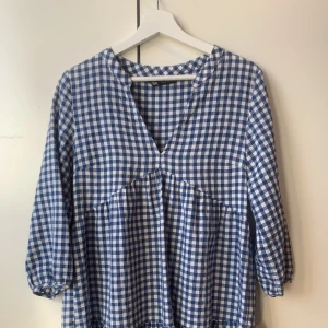 Rutig klänning  - Kort flowig klänning, perfekt till sommaren.