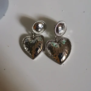 Hjärt örhängen  - Använda nån gång Köpte de för 129kr