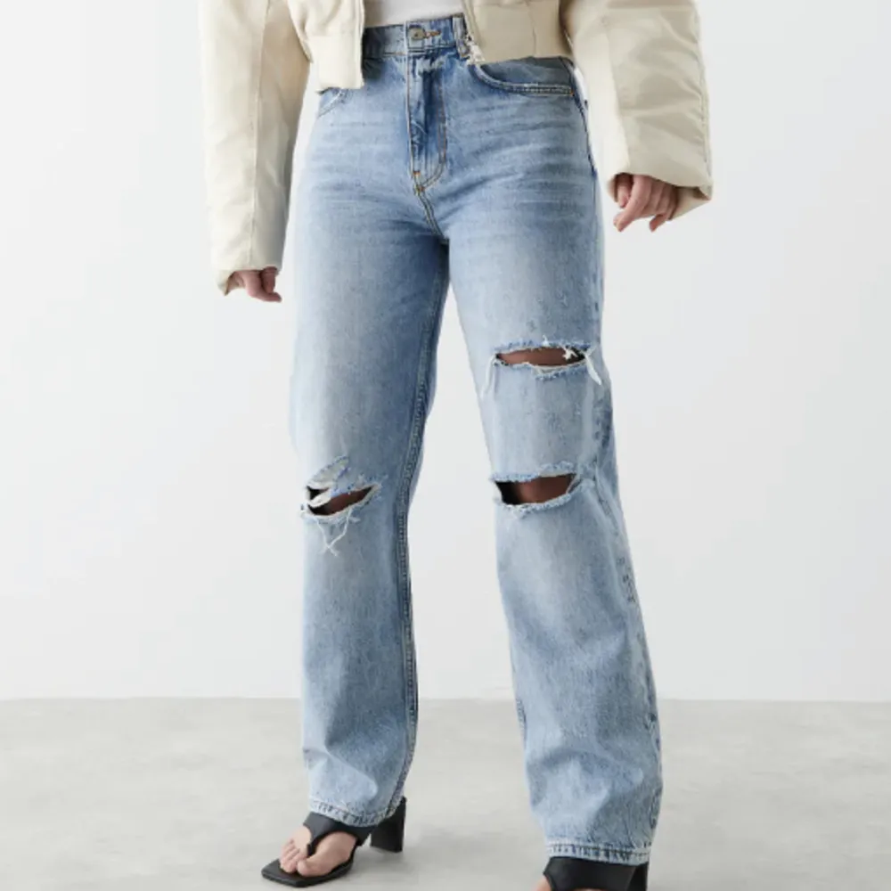 Jätte fina Gina tricot jeans som inte kommer till användning längre. Ny pris 600kr. Jeans & Byxor.
