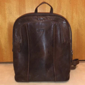 Vintage helt ny äkta läder ryggsäck  - Fin brun färg Äkta läder  Aldrig använd Guldig siden insida 