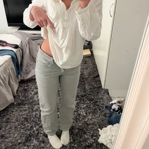 WEEKDAY JEANS  - Ett par gråa midrise jeans i modellen voyage, jättefina nu till våren passar bra till allt! Säljer pågrund av att de är lite för tajta. Knappt använda 🙌🏻 😍😍