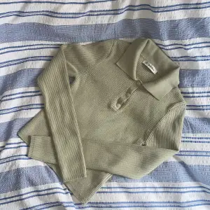 Ribbad lite kortare tröja i jätteskönt material, aldrig använd. Köpt på Chiquelle. De sista två bilderna beskriver färgen bäst. Är i onesize men skulle säga att den passar en XS-M. Hör av er vid frågor:)