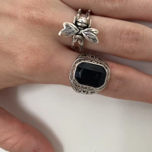 Ring - Ring köpt second hand:) Den är 18mm i diametern. Säljer vidare då den den är fel storlek för mig och aldrig används… Kan skicka genom fraktalternativ nedanför annars skickar jag den i ett kuvert gratis.