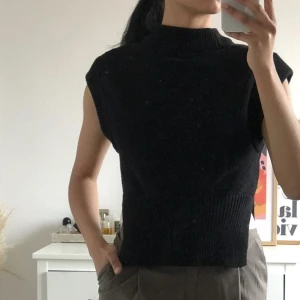 En stickad väst med cut outs 🖤 - Säljer en svart stickad väst med cut outs på sidorna! Riktigt snygg🖤
