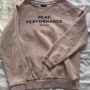 sweatshirt  - Säljer finns ljusrosa peak sweetskiten. Perfekt skick💗Storlek 160 men passar mig som är en S!